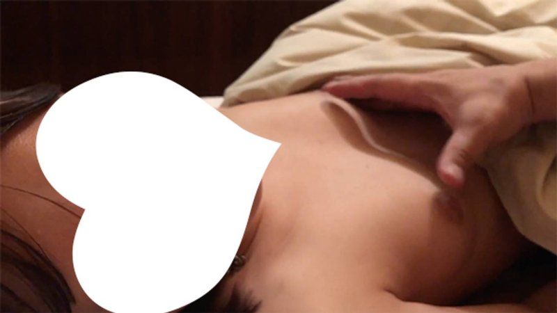 里子20歲_3・顏射・無套。讓品格優良的千金族樸素女大生穿上泳裝，然後瘋狂做愛。讓她吸吮腳趾，幾乎變成寵物狀態（057）