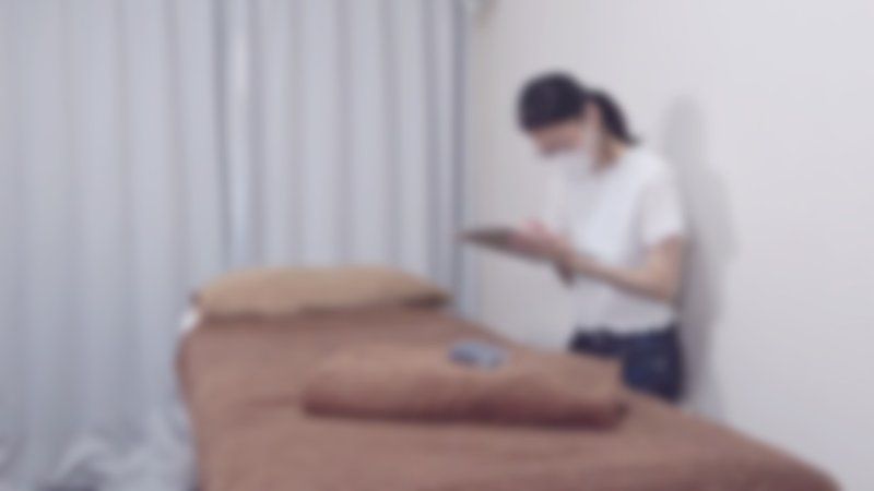 身材高挑、有點樸素又看起來很認真的OL小姐，在假日來了店裡。似乎是第一次體驗精油按摩。