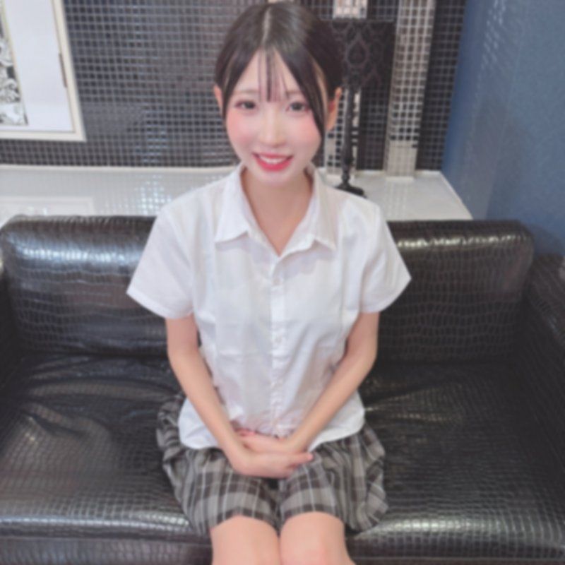 19歲的可憐白皙纖細美女的美麗制服姿態。纖細的身體裡注入的濃厚精液。