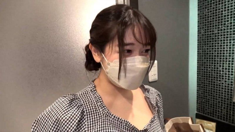 【個人拍攝】※50部限定超特價※外送男士美容後，竟然是位美人般的已婚婦女！ 摘下口罩後太美了，跪下懇求我情色自拍！