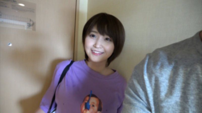 偶像中心級的可愛大學生。對無法從可愛的外表想像到的巨乳感到非常興奮，並中出。